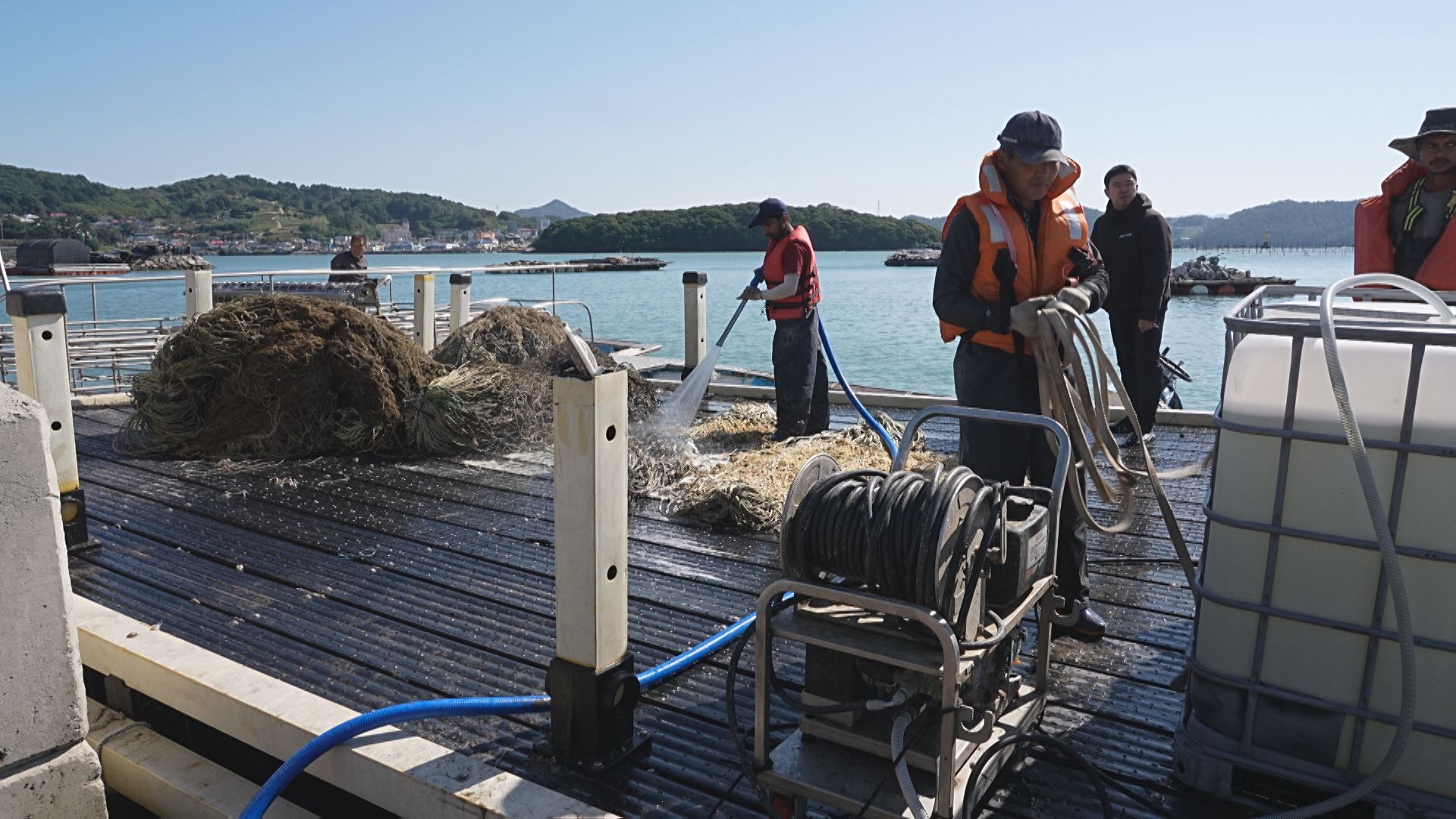 폐그물 바다 위 세척 거쳐 상품화...세계 첫 사례 - 뉴스 썸네일 이미지