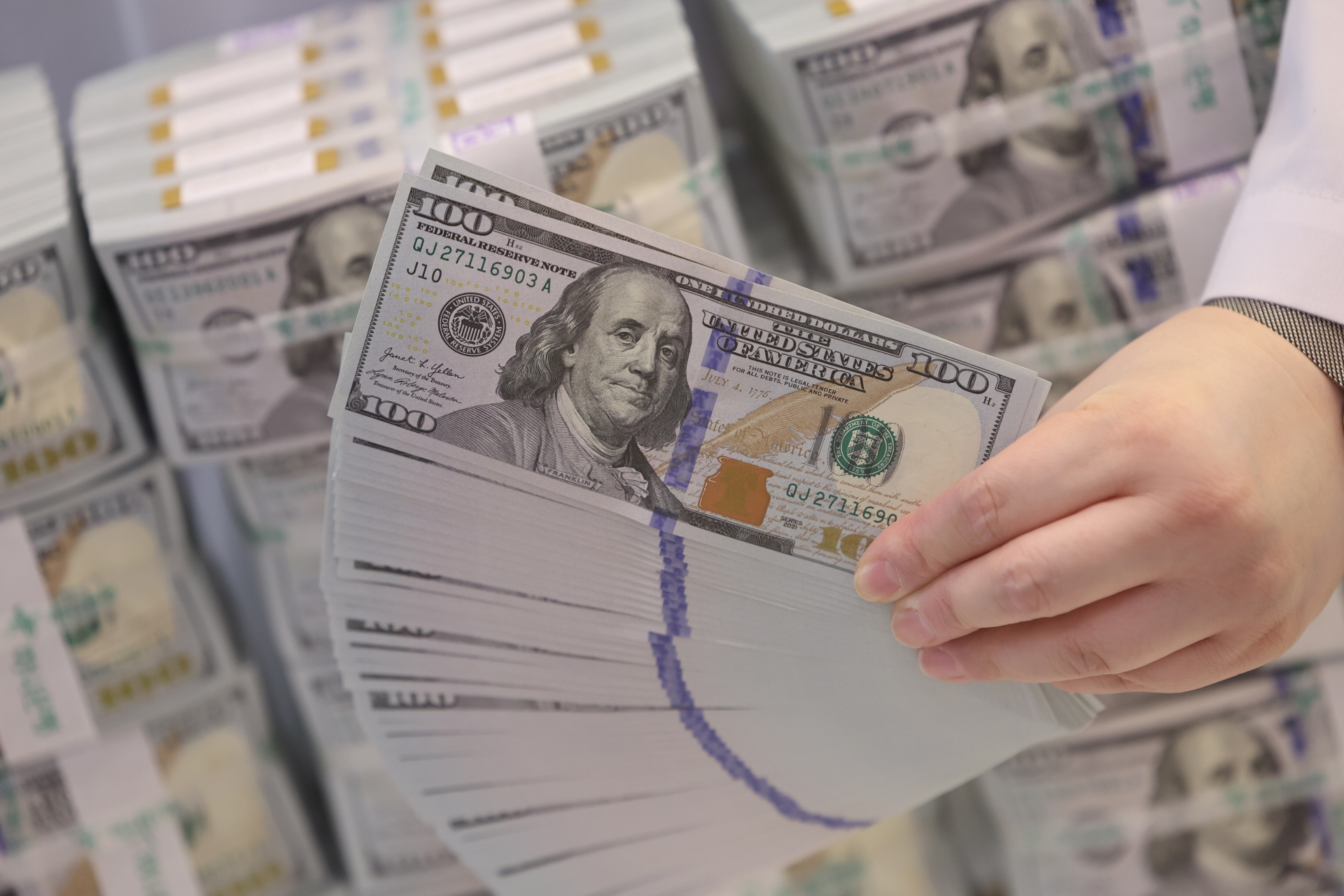 환율 1500원대 앞두고 '비상'&hellip;가계 실질소득&middot;기업 원가상승 '압박'