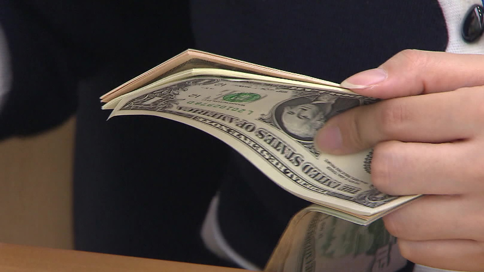 당국 시장개입으로 환율 떨어지자 '달러 사재기' 급증